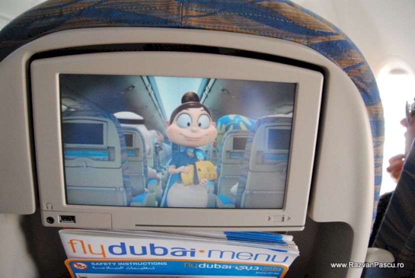 Ecran de divertisment pe spătarul unui scaun de avion