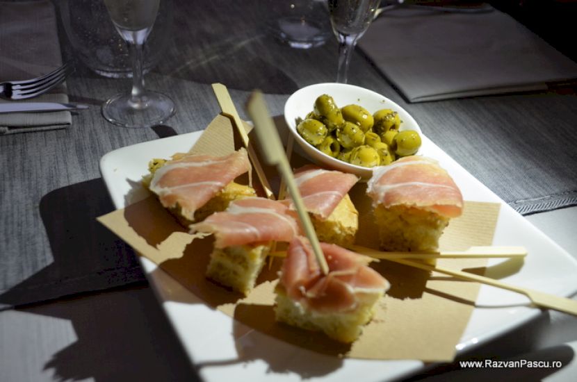 Aperitive pe farfurie, alături de un bol