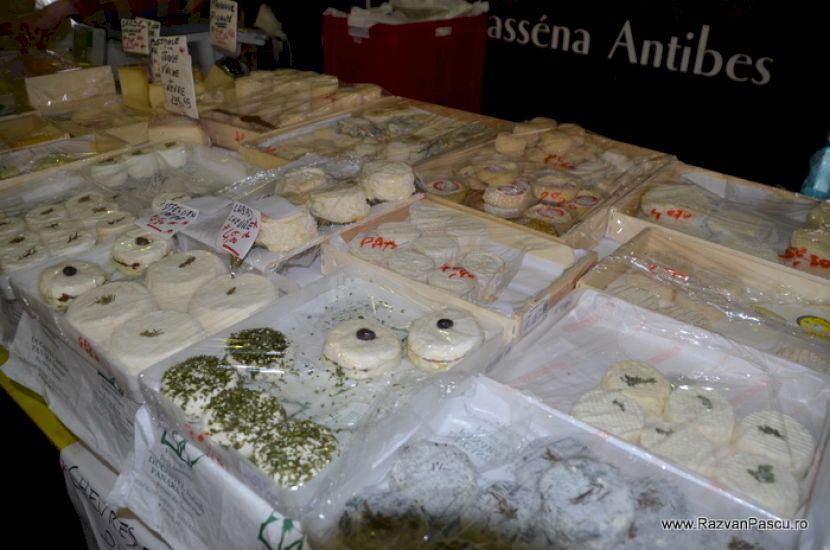 Tăvi cu produse alimentare expuse la vânzare