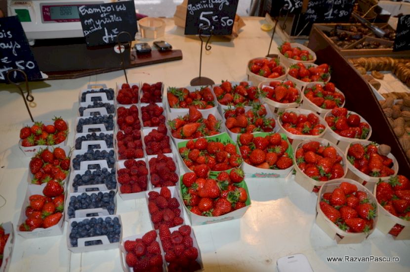 Prăjituri mici și tarte cu fructe în vitrină