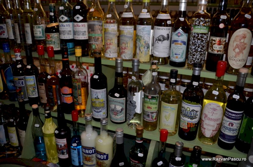 Sticle de băuturi cu etichete pe rafturi