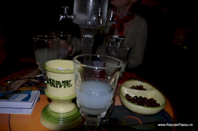 Pahare și băuturi pe o masă de bar