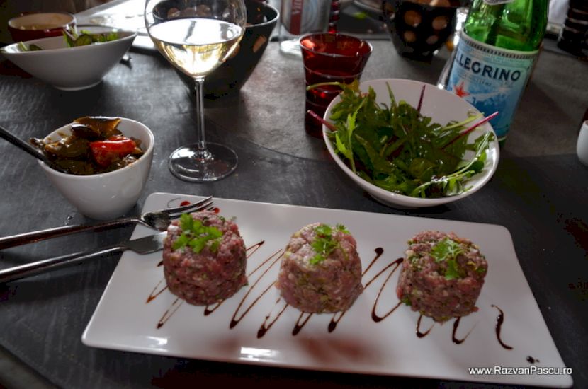 Trei porții mici de aperitiv cu verdeață