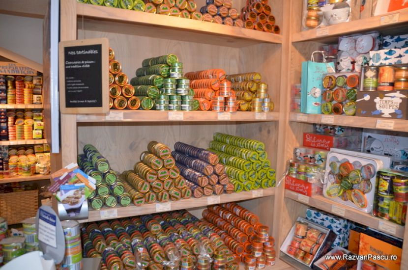 Rafturi cu borcane și produse alimentare ambalate