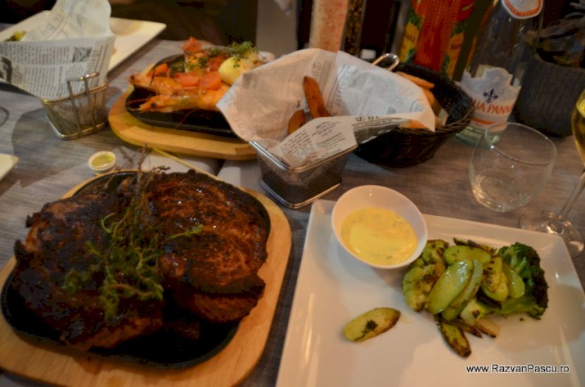 Carne și garnituri pe o masă de restaurant