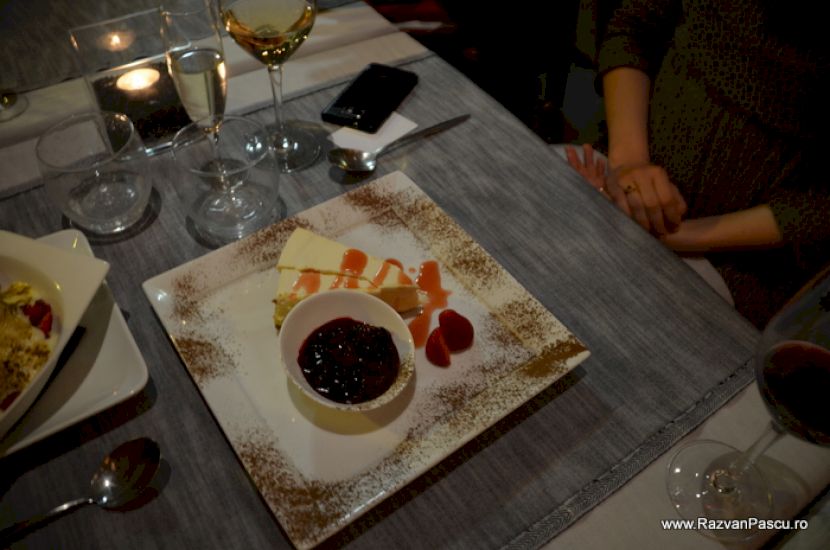 Desert cu fructe și sos pe farfurie