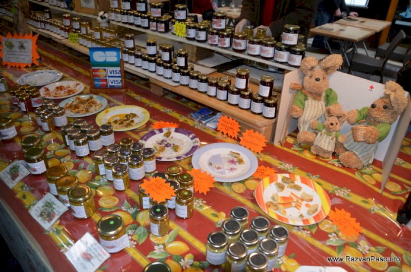 Produse alimentare în recipiente și borcane la tarabă