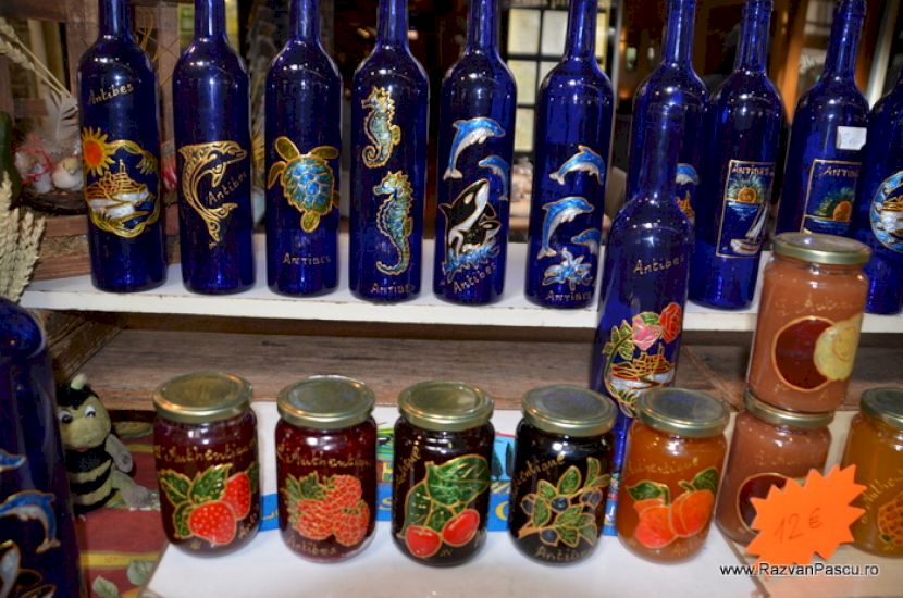 Sticle albastre și borcane cu produse conservate