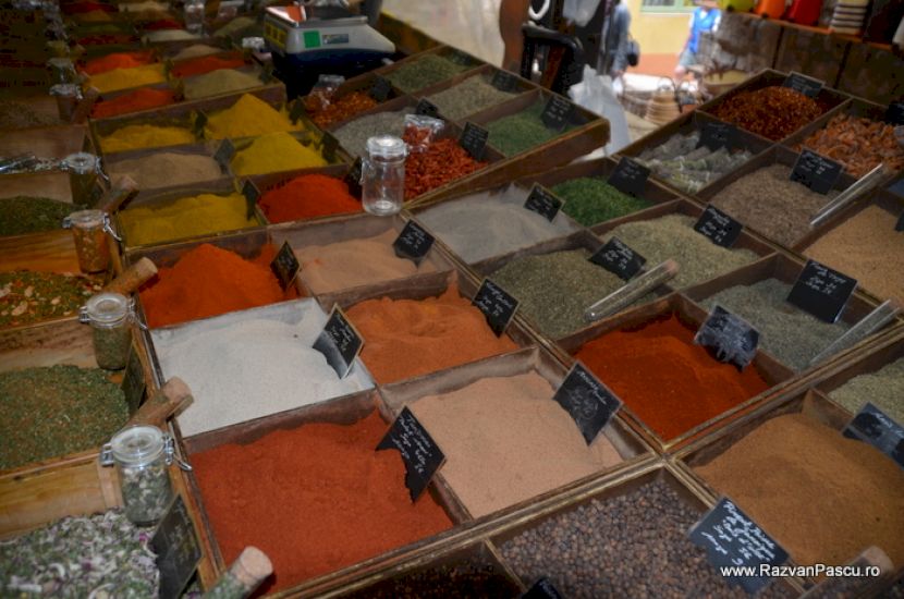 Condimente multicolore în recipiente dreptunghiulare la tarabă