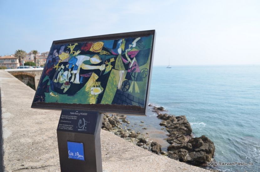 Panou ilustrat pe promenadă, lângă mare