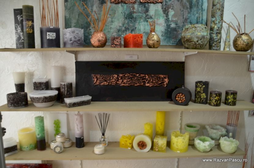 Rafturi cu lumânări și obiecte decorative verzi
