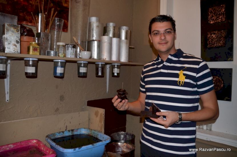 Bărbat ținând un recipient lângă rafturi