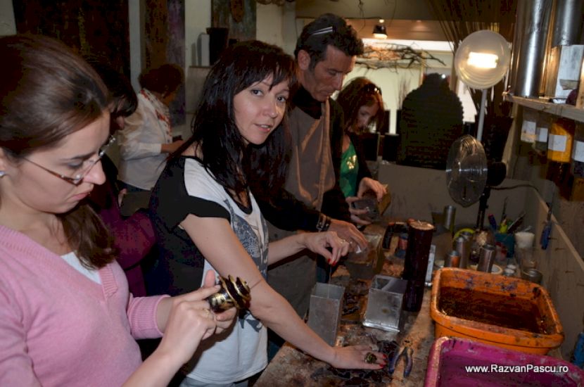 Participanți lucrând la o masă într-un atelier