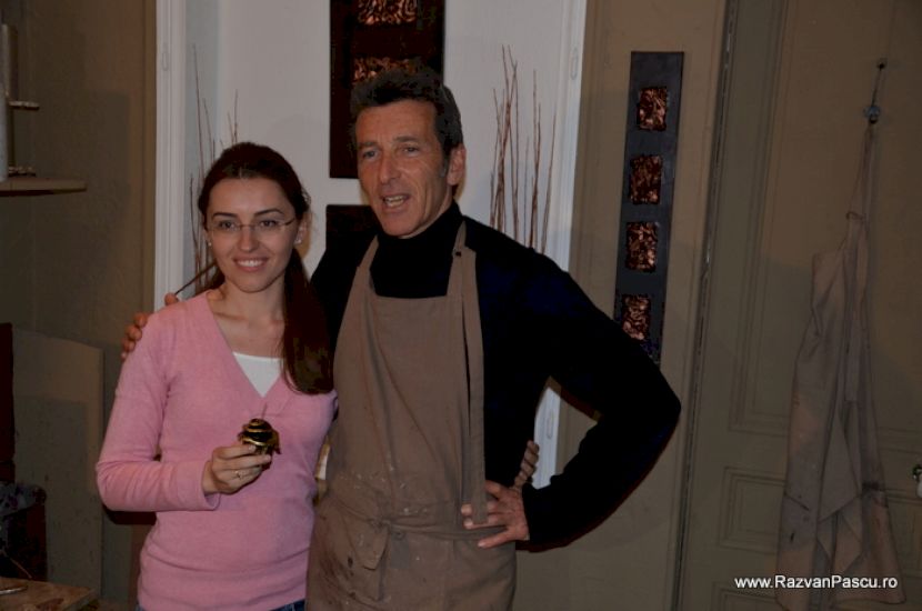 Două persoane lângă o masă de lucru