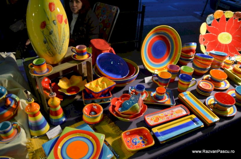 Vase ceramice multicolore expuse pe rafturi