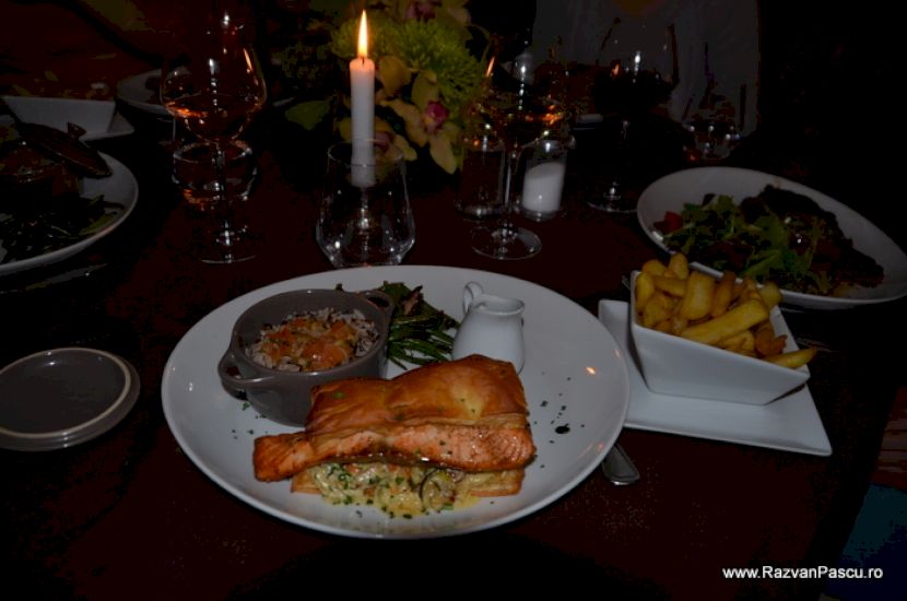 Pește și garnituri pe o masă de restaurant