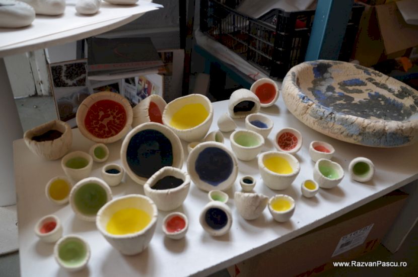 Vase ceramice mici multicolore expuse pe masă