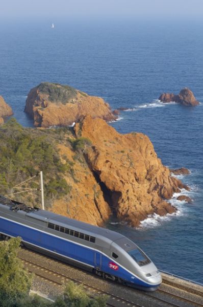 Tren pe coastă lângă mare și stânci