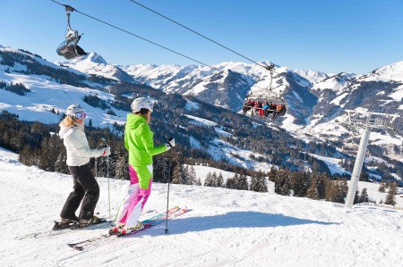 KAM_003040_Zwei-Skifahrerinnen-an-der-Ochsalmbahn_Fotograf-Stefan-Eisend