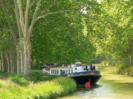 Cu barca pe canale în Franța