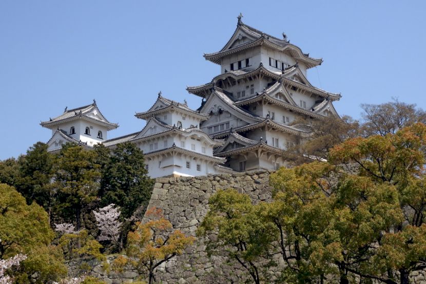 Castelul Himeji deasupra arborilor și cireșilor înfloriți
