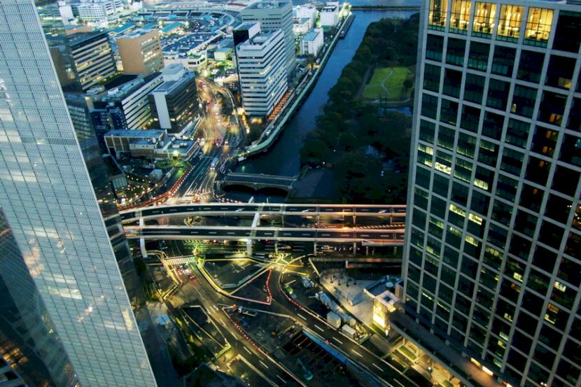 Străzi și clădiri iluminate din Tokyo, văzute de sus
