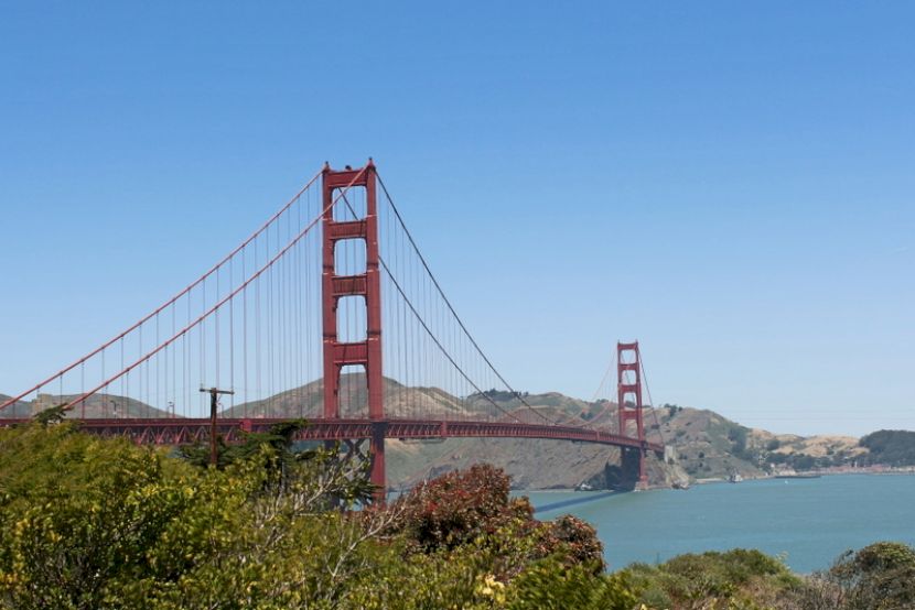 Podul Golden Gate deasupra apei, sub cer albastru