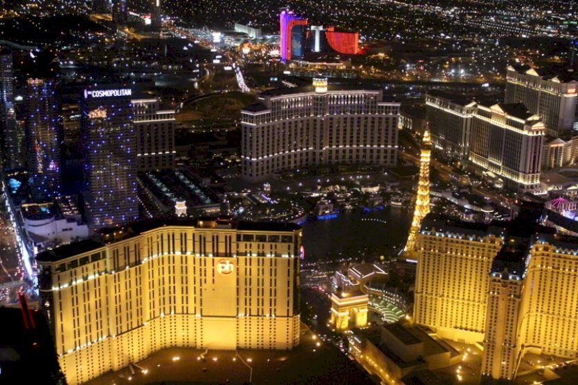 Clădiri și bulevarde iluminate în Las Vegas