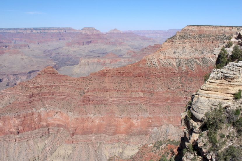 Straturi roșcate și platouri în Grand Canyon