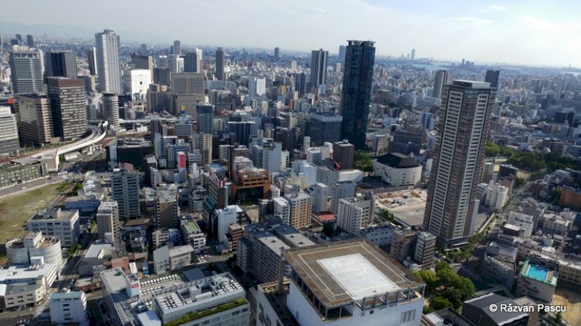 Clădiri înalte și străzi din Tokyo, văzute de sus