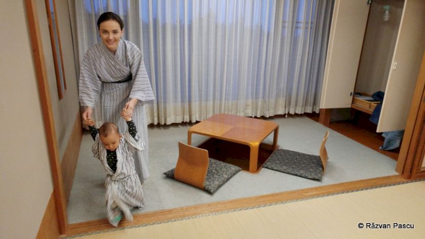 Persoană în kimono într-o cameră cu masă joasă