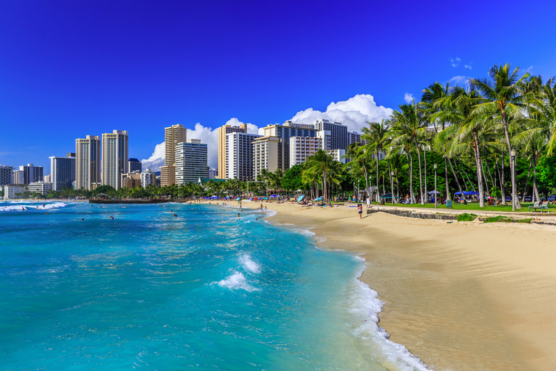 Plaja Waikiki cu palmieri și clădiri înalte