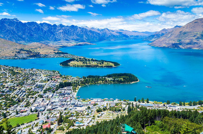 Queenstown văzut de sus, lângă lacul albastru