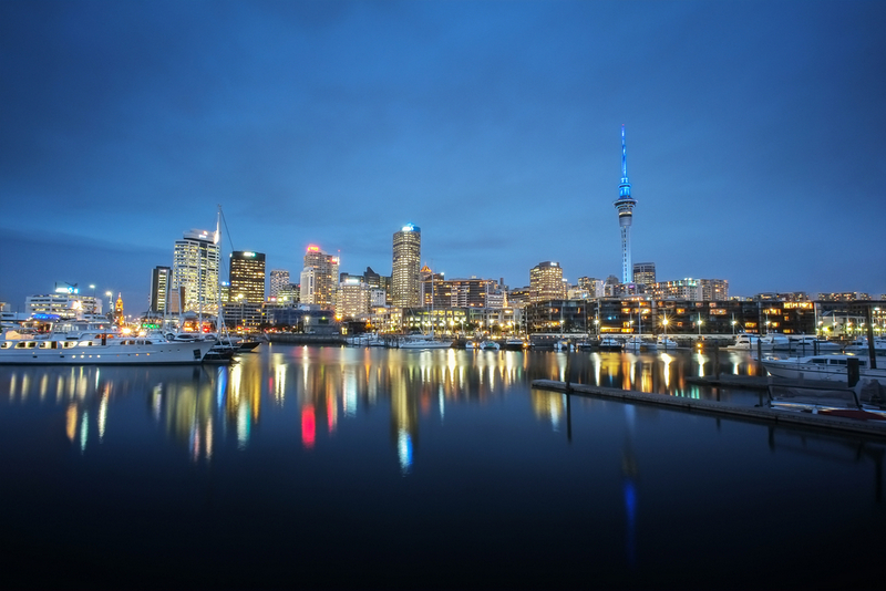 Panorama nocturnă a Aucklandului reflectată în apă