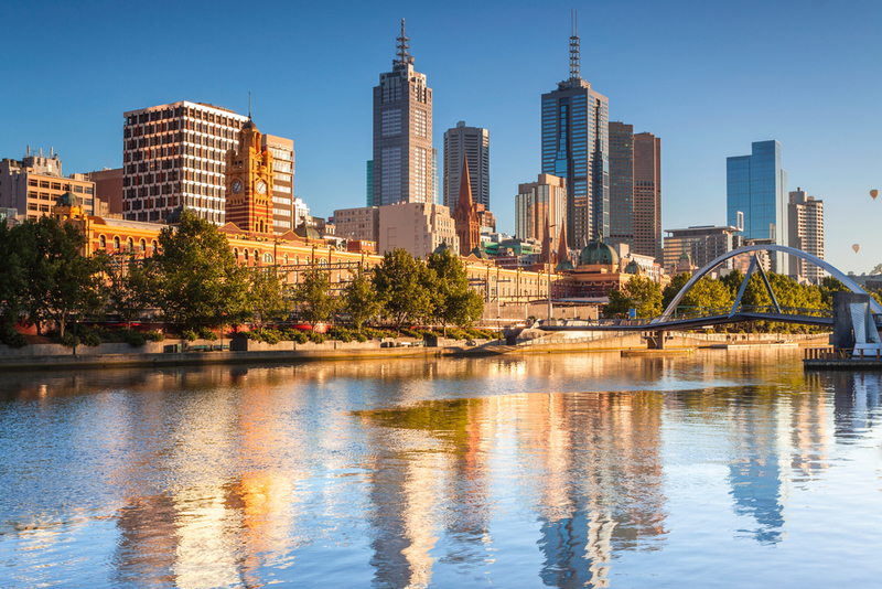 Turnuri și clădiri reflectate în râul din Melbourne