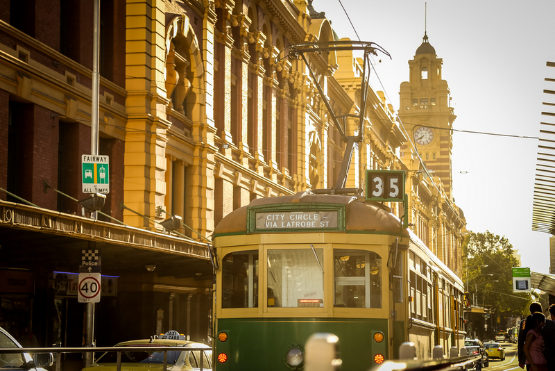 Tramvai istoric pe o stradă mărginită de clădiri