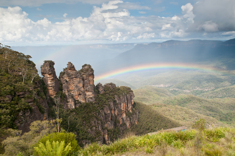Formațiunile Three Sisters, deasupra unei văi cu pădure