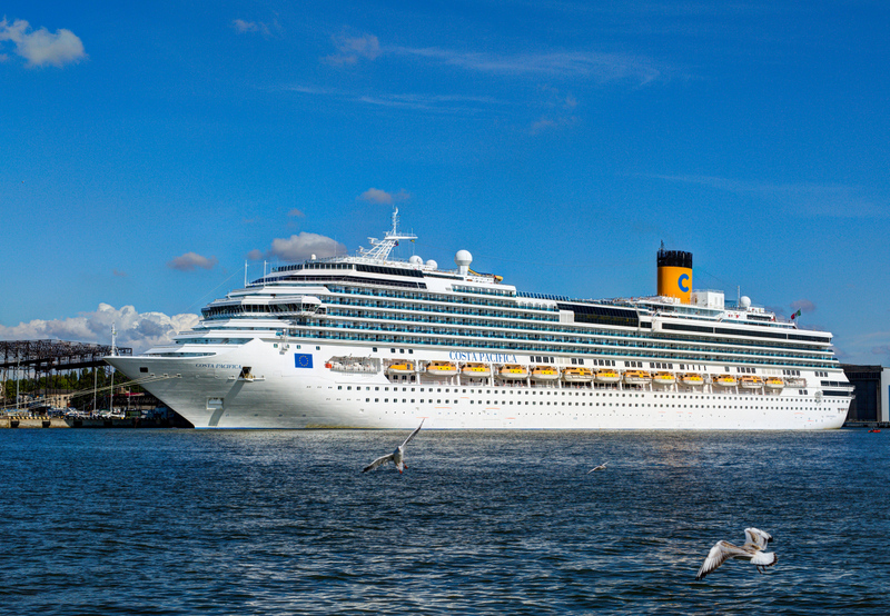 Navă de croazieră Costa Pacifica lângă un port