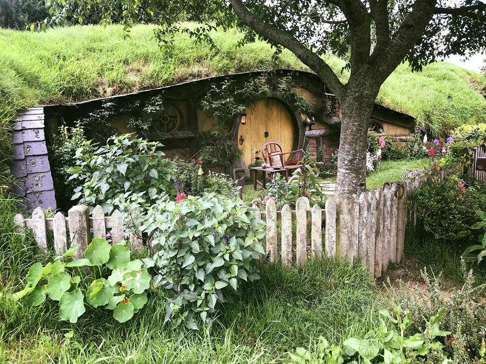 Intrare rotundă într-o casă acoperită de vegetație