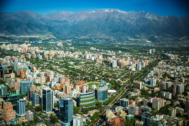 Panorama orașului Santiago, cu munți în fundal
