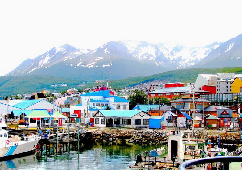 Case colorate în Ushuaia, sub munți acoperiți de zăpadă