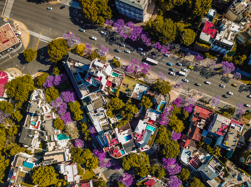 Case și acoperișuri multicolore, văzute de sus
