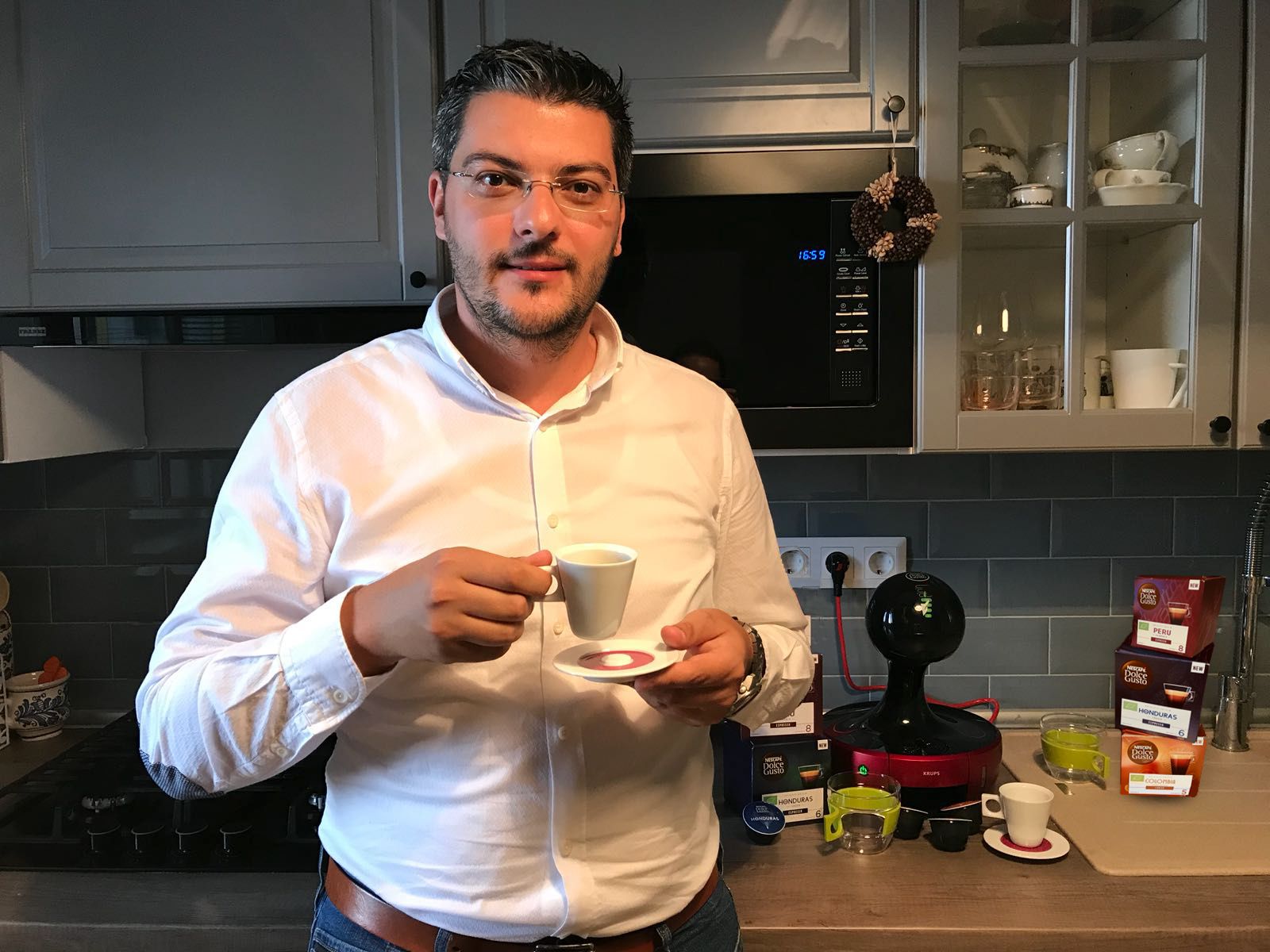 Bărbat ținând o ceașcă într-un interior de cafenea