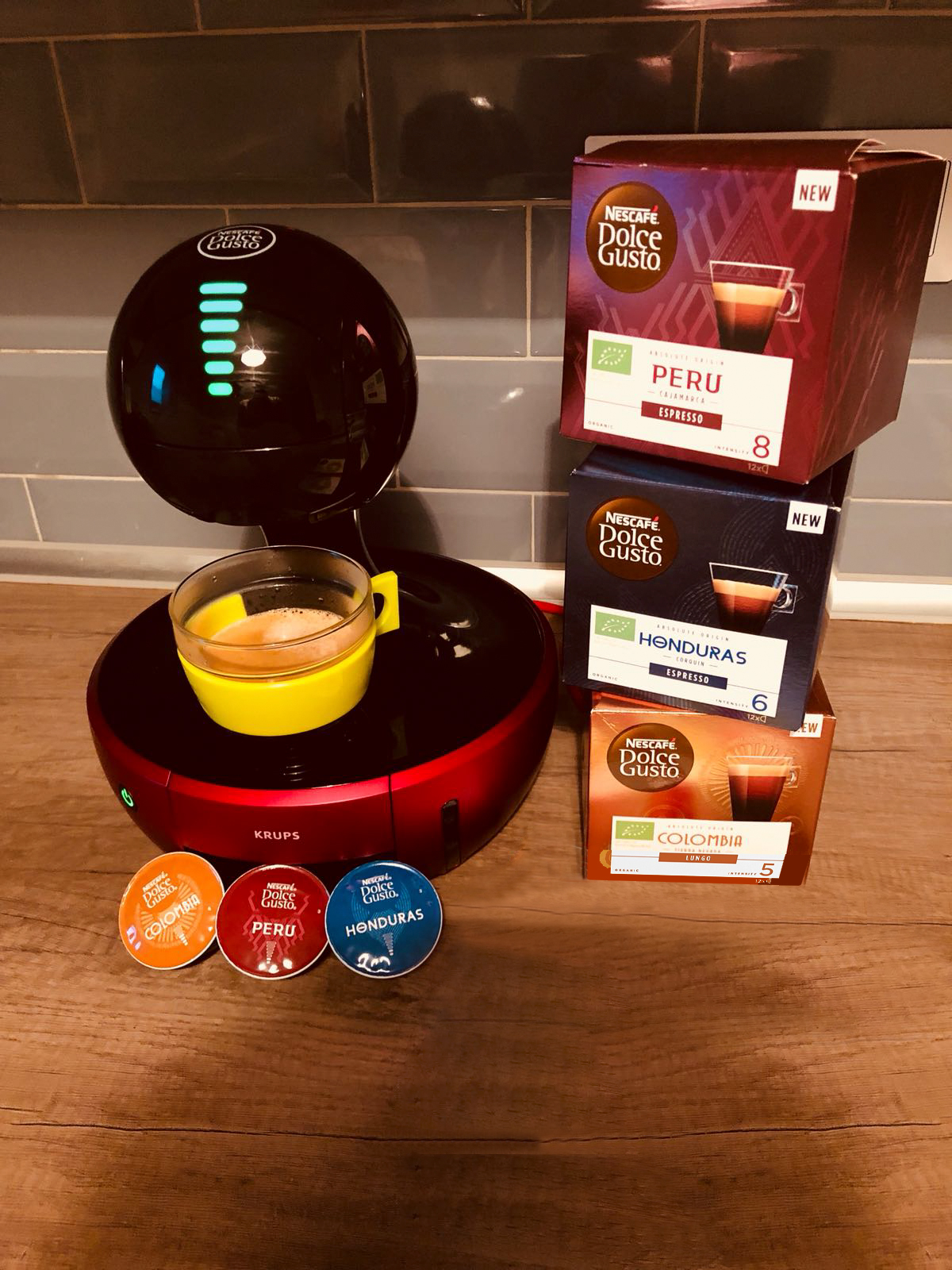 Aparat cu capsule și cești de cafea