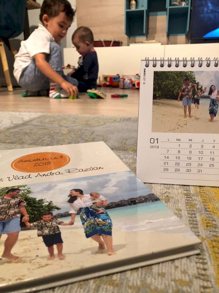 Calendar cu fotografie de familie într-un interior