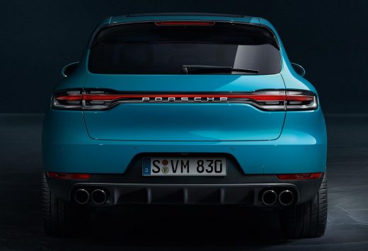 Spatele unui Porsche Macan turcoaz pe fundal închis