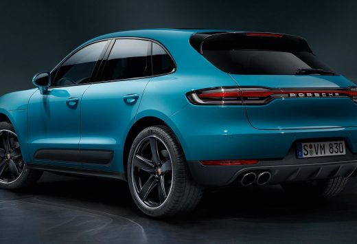 Porsche Macan turcoaz, văzut din spate lateral