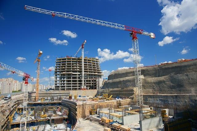 Macarale deasupra unui șantier de construcții urbane