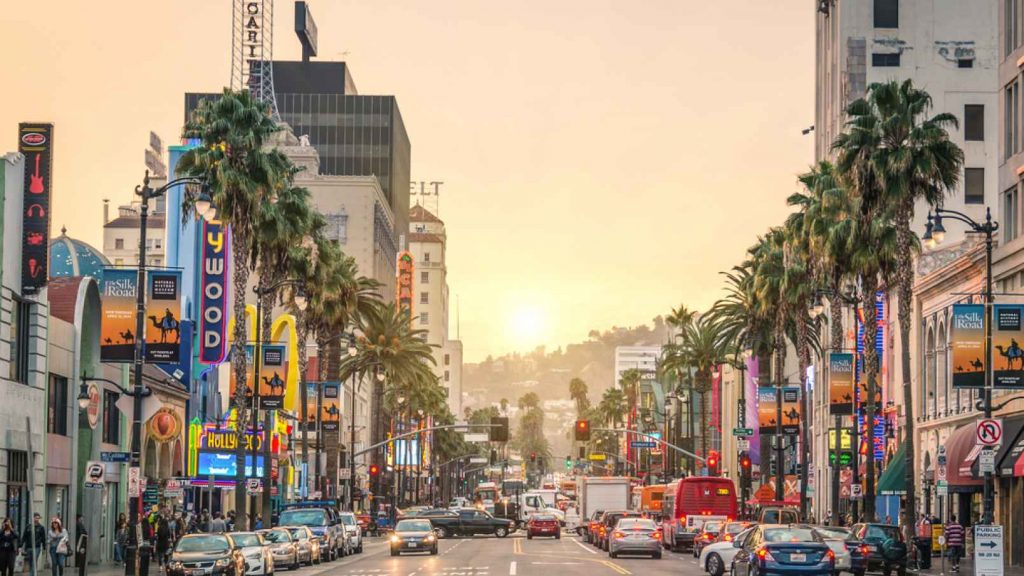 Stradă din Los Angeles, cu clădiri și palmieri