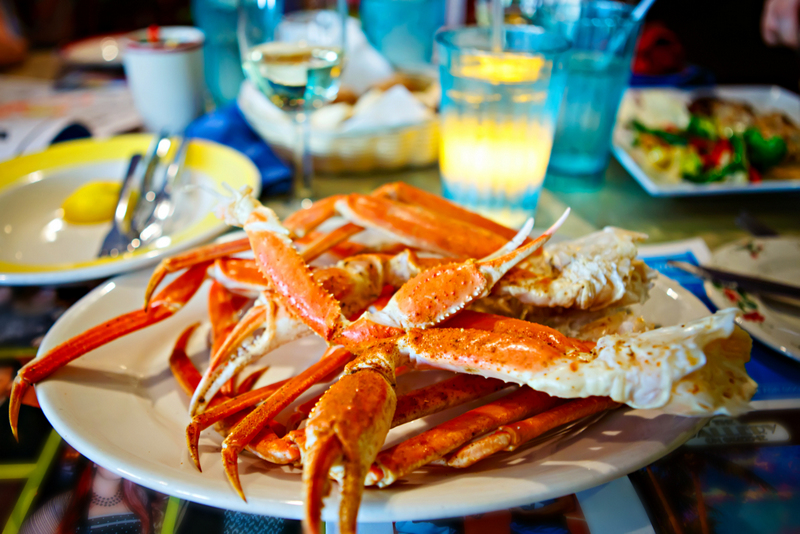Fructe de mare pe farfurie, lângă băuturi